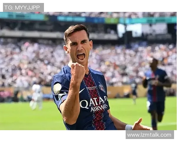 星光璀璨足球场知名球星相聚瞬间定格精彩时刻 星光璀璨足球场知名球星相聚瞬间定格精彩时刻